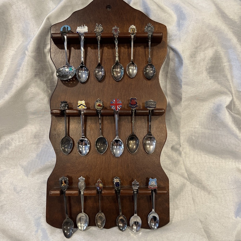 18 Collectible Souvenir England / Royalty Spoons hanging Wood holder display Vtg
